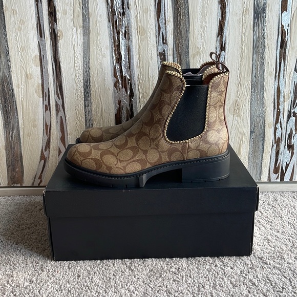 COACH Levy Bootie In Signature Canvas 9 B - Picture 3 of 6